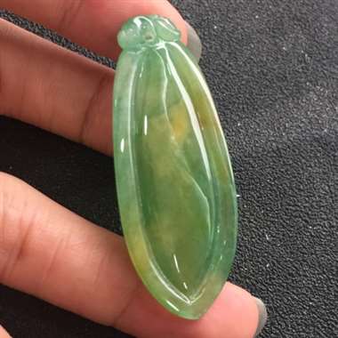 冰种飘绿带翡福瓜挂件
