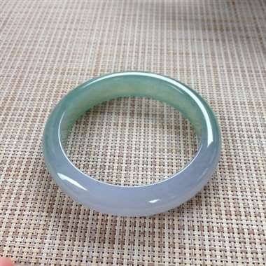 17041322#正圈尺寸：59.6x13.2x8.8mm 水润阳绿镯，厚庄料足，圈口大，料子一级水