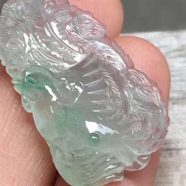 高冰飘绿凤凰，尺寸:30.5*17.8*8.8mm,完美，种老坑，水润起光，雕工精湛。H16