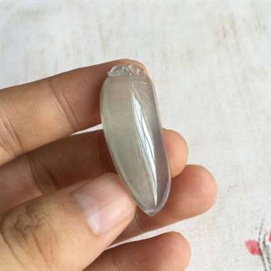 冰种 福瓜 冰种 整体有底色 质地细腻 冰透感好 种老 水头足 起光 佩戴漂亮 无纹裂 尺寸 39.
