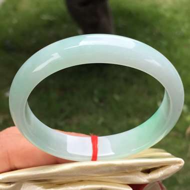 豆绿贵妃,尺寸52.9-12.0-6.2,水润细腻,颜色亮丽,底子干净清爽,完美 豆绿贵妃,尺寸52.9-12.0-6.2,水润细腻,颜色亮丽,底子干净清爽,完美