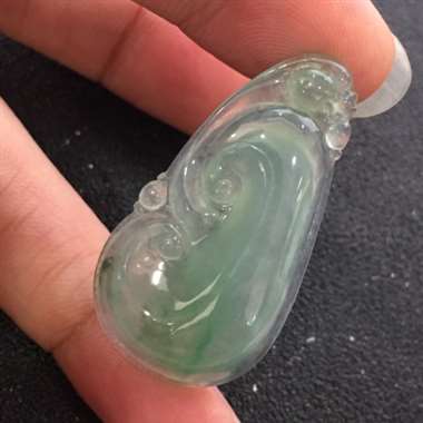冰种飘花浅绿底如意挂件