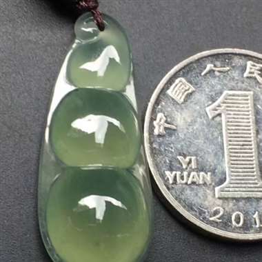 冰种油柑地福豆,尺寸:34.2*13.8*7.7mm,完美,水润冰透,形体饱满,可直接佩戴。H15 冰种油柑地福豆,尺寸:34.2*13.8*7.7mm,完美,水润冰透,形体饱满,可直接佩戴。H15