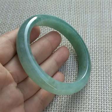 满绿底，种老，种水很好，玉质细腻，完美无纹裂