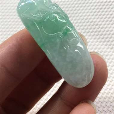 糯种.飘绿色.福瓜.料子清爽.干净饱满.雕工精简.种老水头足.基本完美.尺寸：41mm17.2mm1