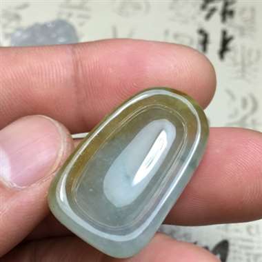 冰种三彩美女吊坠 种老水润 冰透十足 设计独特 俏色分明 雕工精湛 栩栩如生