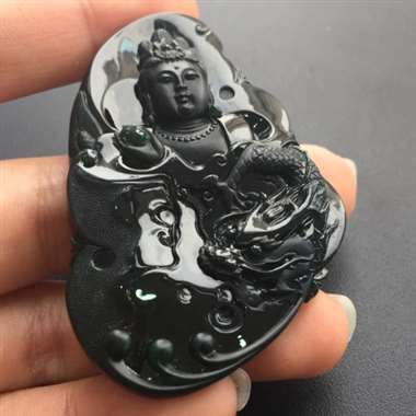 冰种墨翠观音，纯手工打造，雕工精湛，打灯阳绿。尺寸：56.1-37.5-8.7