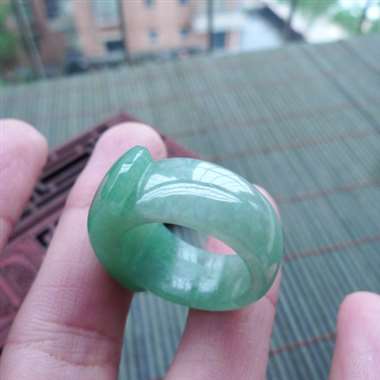 111436A货翡翠完美无纹裂特色满绿马鞍戒指/扳指，圈口18.1mm，玉质细腻，颜色靓丽 尺寸27