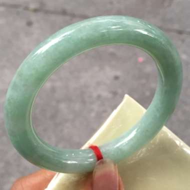 翡翠A货：冰糯种.豆绿色.圆条手镯.料子清爽干净.种老水头足.完美无瑕.尺寸：56.2mm11mm1