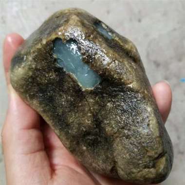 磨洗砂开窗料 开窗处冰感足 种老水头好 皮壳厚钢性好 整体变种几率很小 取牌子片料很不错重量:792 磨洗砂开窗料 开窗处冰感足 种老水头好 皮壳厚钢性好 整体变种几率很小 取牌子片料很不错重量:792