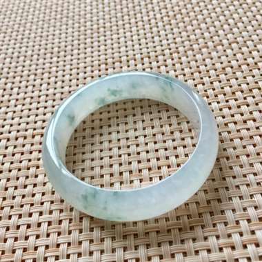 冰起胶飘花正装手镯，口径：55.8*14.4*7.4，底子细腻，飘着小碎花，清新可人！