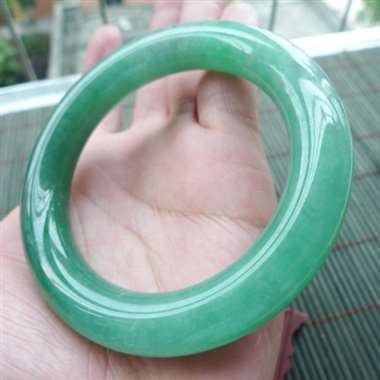 111813 A货翡翠完美无纹裂水润满绿胖圆条手镯#cy，圈口55mm，种老水头足，冰润通透，颜色特