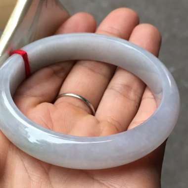 翡翠A货：冰糯种.正圈手镯.料子清爽干净.细腻水头十足.打灯显棉线.完美无纹裂.尺寸：56mm12.