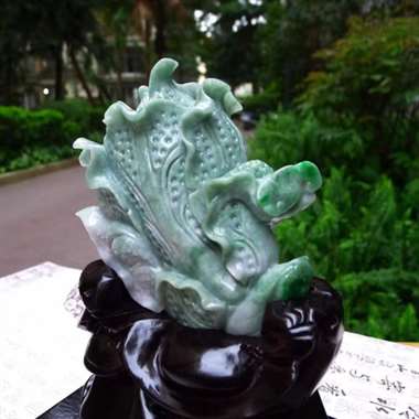 翡翠A货老坑水润飘阳绿精工招财进宝白菜摆件 约裸石尺寸: 110/140/50连底坐:220/180 翡翠A货老坑水润飘阳绿精工招财进宝白菜摆件 约裸石尺寸: 110/140/50连底坐:220/180