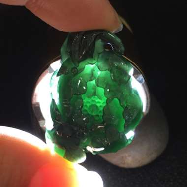 冰种黑蓝水完美花开富贵挂件。尺寸：31.9-23.4-11.4。打灯通透，纯手工打造，雕工精湛。