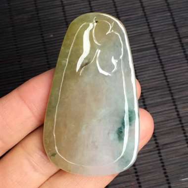 精雕翡翠黄翡鱼牌吊坠，雕工精美，颜色漂亮，水润起光，性价比高，大小：55.8/33.1/6.3mm