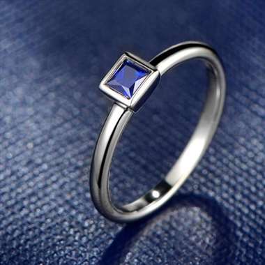18K蓝宝石戒指,主石0.3ct,重量1.88g,手寸11# 18K蓝宝石戒指,主石0.3ct,重量1.88g,手寸11#