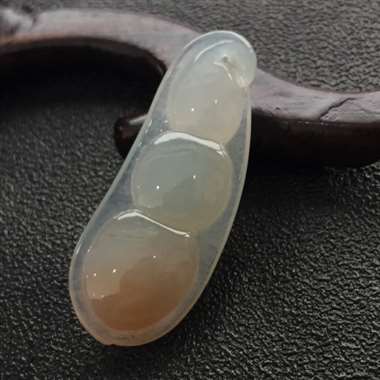 冰种飘花四季豆吊坠 尺寸：40.7×16.5×8.6mm