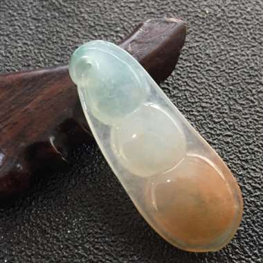 双彩四季豆吊坠 尺寸：36.1×14.1×7.1mm