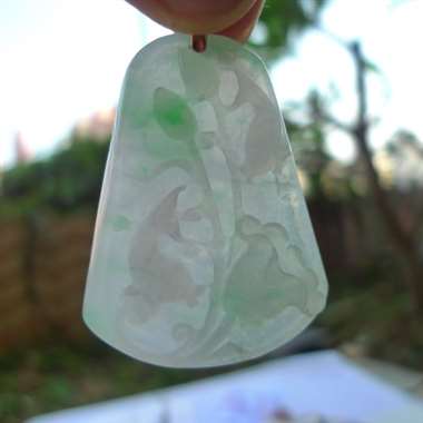 翡翠A货和和美美玉吊坠 老坑料，种水足，色泽好！佩戴高雅大方！规格：47.8*36.5*5mm 重量