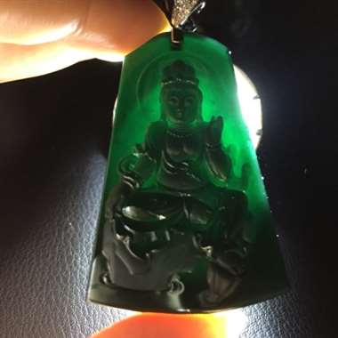 冰种极品墨翠观音，黑度极度黑，玉质细腻，打灯通透，无杂质，纯手工打造，线条柔美流畅。尺寸：49.9*
