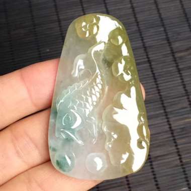 精雕翡翠黄翡鱼牌吊坠,雕工精美,颜色漂亮,水润起光,性价比高,大小:55.8/33.1/6.3mm 精雕翡翠黄翡鱼牌吊坠,雕工精美,颜色漂亮,水润起光,性价比高,大小:55.8/33.1/6.3mm
