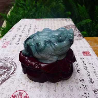 翡翠A货老坑水润飘花精工招财进宝金蟾摆件 终裸石尺寸：60/140/95 连底坐：130/160/1