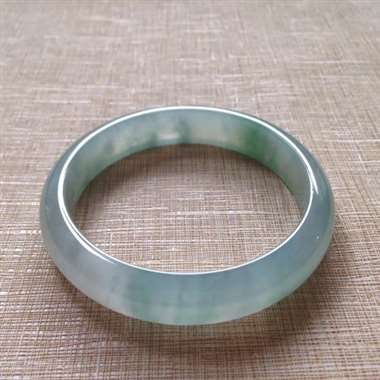 414-1-2正圈尺寸60.7×13×7.4mm。(大圈口)冰种飘花平安镯,冰纯盈润,柔滑细腻,花絮 414-1-2正圈尺寸60.7×13×7.4mm。(大圈口)冰种飘花平安镯,冰纯盈润,柔滑细腻,花絮