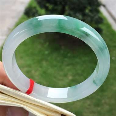 正圈，糯冰种飘绿，尺寸56.0-11.4-7.7，水润冰透，底子干净清爽，完美