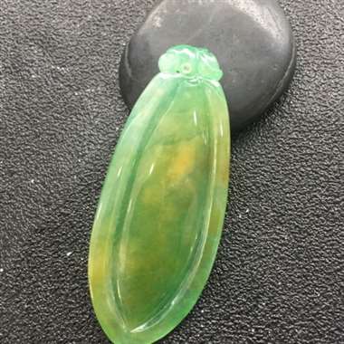 冰种飘绿带翡福瓜挂件