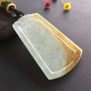 冰糯种黄翡龙行天下，背部大灯有纹、为题可见，不打灯不见。尺寸：64.4*41.1*5.8
