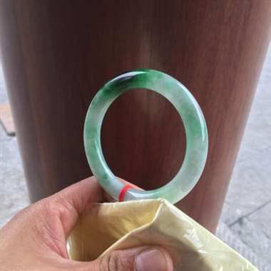 缅甸翡翠A货，正圈圆条手镯，色彩鲜艳，有轻微的棉线，不刮手，喜欢的赶紧下手吧。