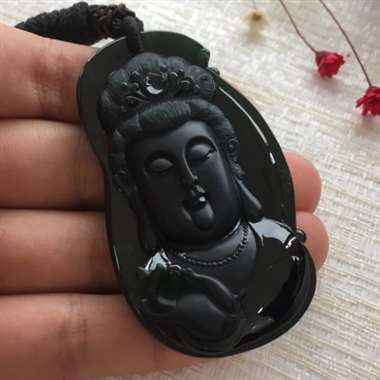 冰种极品墨翠观音，黑度极度黑，玉质细腻，打灯通透阳绿，少杂质，纯手工打造，线条柔美流畅，厚装大件。尺