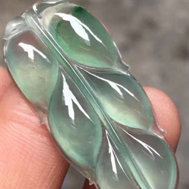 高冰飘色叶子，尺寸：39*17*4.6mm，种老水足，水润飘色，水润通透，品相佳，完美起光。H12