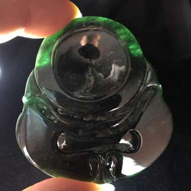 冰种墨翠笑佛挂件，完美无纹裂，黑度够黑，打灯透绿，纯手工打造，雕工精美，线条柔美流畅。尺寸：52.0