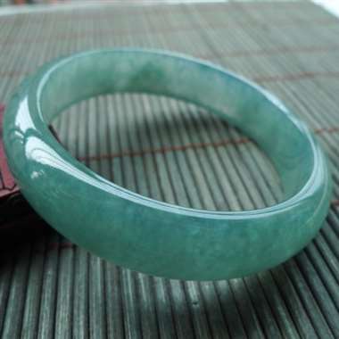 111906 A货翡翠无纹裂冰润满色正装手镯#,圈口58.1mm,质地细腻,水头足,满色均匀,色泽清 111906 A货翡翠无纹裂冰润满色正装手镯#,圈口58.1mm,质地细腻,水头足,满色均匀,色泽清