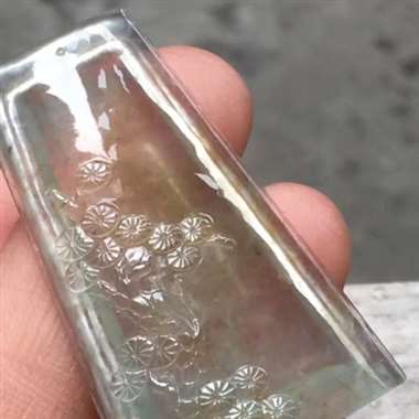 高冰黄翡松鹤延年，尺寸：40.8 25.5*4.6mm，种老水足，刚性十足，雕工精致，品相佳，冰透起