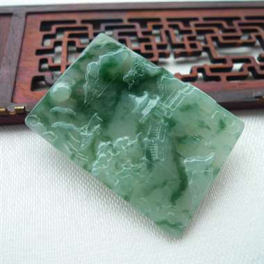 翡翠A货山水相依玉吊坠 老坑料，料子细腻，雕工上承，佩戴漂亮大气！规格：57.5*41*6mm 重量