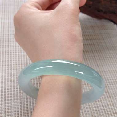 17041519#圆条尺寸：54.8x10.9x10.3mm 冰底色镯，看得见的品质很过硬，清爽，干