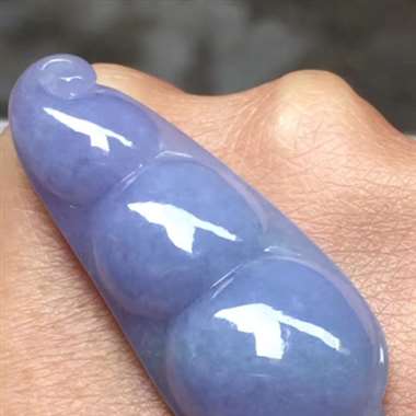 紫罗兰福豆，尺寸:38.4*15.6*7.8mm,完美，种水足，颜色美，形体饱满，质量杠杠，可直接佩