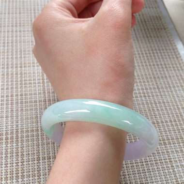 17041211#正圈尺寸：56x11x6.6mm 细润带色镯，很温润，甜美，清爽舒适，底色时尚靓丽