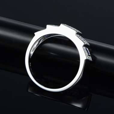 18k镶嵌，主石0.6ct，配钻0.22ct，手寸12#