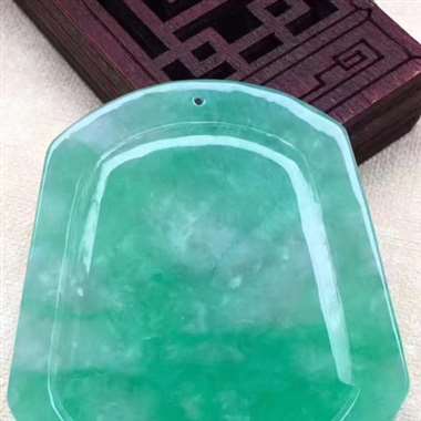 L冰种满绿《不动明王菩萨》。细腻种水足，水润怡人，完美