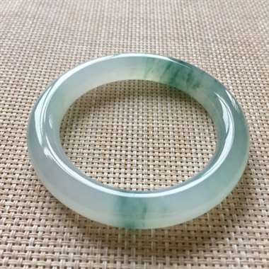 高冰起胶飘花圆条手镯,规格:58*11.8*11.1,老坑料,种水足,胶感强,底子细腻润泽! 高冰起胶飘花圆条手镯,规格:58*11.8*11.1,老坑料,种水足,胶感强,底子细腻润泽!