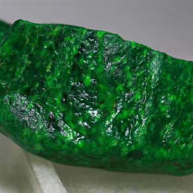 DLL24新货(翡翠介绍)木那色料，重量660g，规格10*6*5.4cm，高色全身是色，相当不错