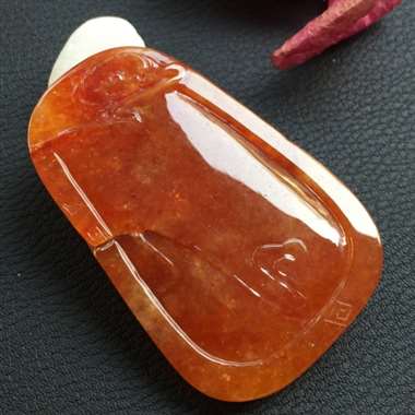 糯种红翡花开富贵挂件，雕工精细，意境美好。