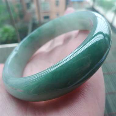 111401A货翡翠完美好种飘绿正装手镯，水头好，色泽靓丽，条形大方靓，质地细腻，佩戴效果贵气迷人，