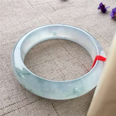 冰种飘花完美正圈。完美无纹裂，种好，水头好，上手效果极佳，厚装宽版。尺寸：58.4*15.3*8.5