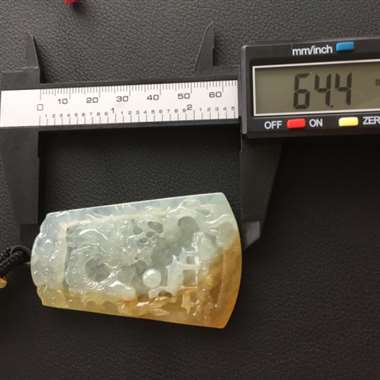 冰糯种黄翡龙行天下，背部大灯有纹、为题可见，不打灯不见。尺寸：64.4*41.1*5.8