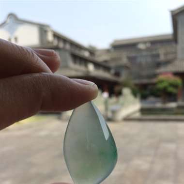 缅甸翡翠A货，滴水型，完美水润，色彩鲜艳，性价比超高。喜欢的不要错过哦。
